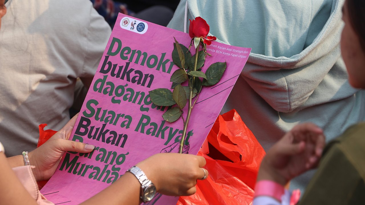 Mahasiswa mengatasnamakan Koalisi Masyrakat Sipil  menggelar aksi bertema 'Piknik Nasional Rakyat' di depan Gedung DPR RI, Senayan, Jakarta Pusat, Jumat (5/9/2025).