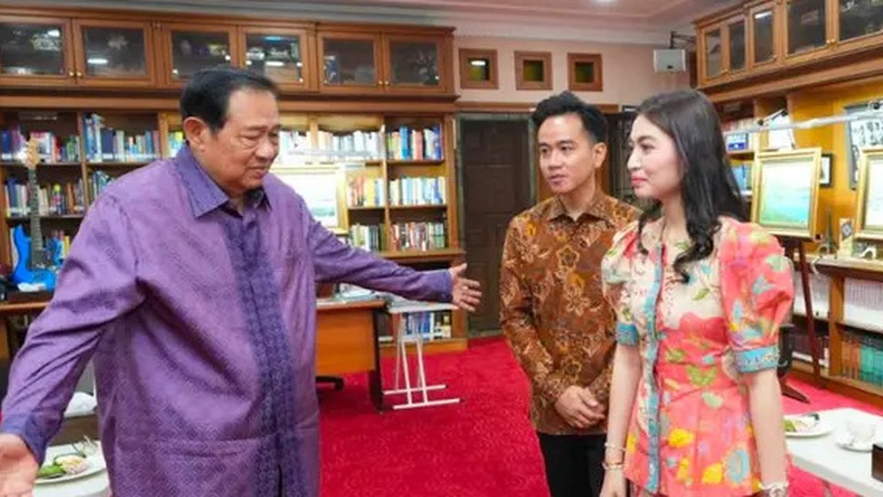 Wakil Presiden Gibran Rakabuming Raka didampingi sang istri, Selvi Gibran Rakabuming bersilaturahmi menyambangi kediaman Presiden ke-6 RI Susilo Bambang Yudhoyono di Cikeas, Bogor, Jawa Barat
