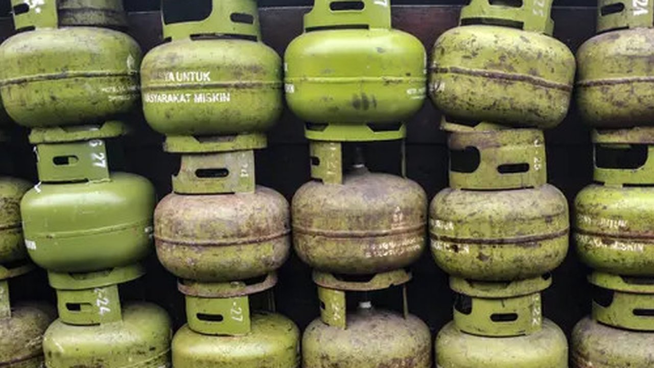 Tumpukan tabung LPG 3 kg terlihat di salah satu agen di Jakarta Pusat, Kamis (14/7/2022). Imbas kenaikan harga jual LPG nonsubsidi Rp 2.000 per kg, pengelola agen gas mengungkapkan banyak war