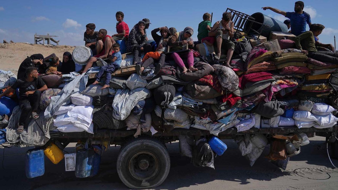 Warga Palestina yang mengungsi dari Gaza utara membawa barang-barang mereka di sepanjang jalan pesisir menuju Gaza selatan, Selasa (09/09/2025).