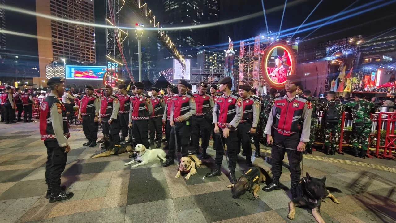 Potret K-9 Turun ke Jalan Ikut Amankan Malam Tahun Baru di Bundaran HI