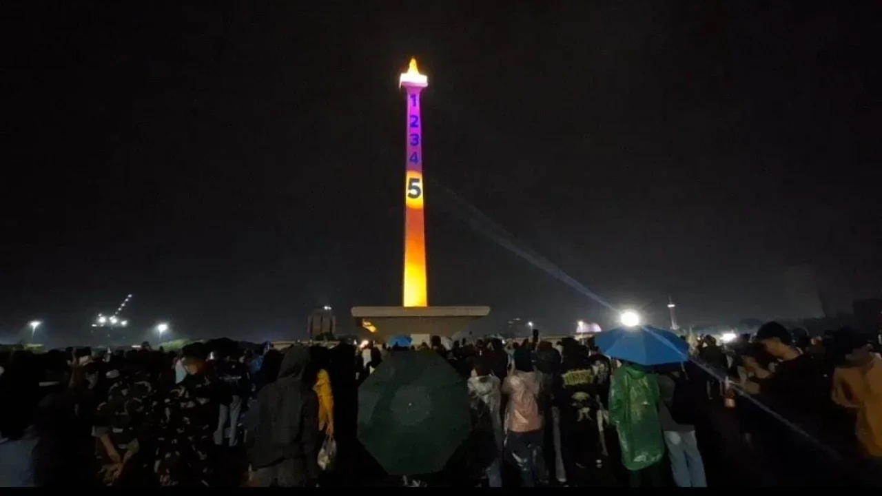 Langit Monas Tanpa Nyala Kembang Api, Tetap Dipadati Pengunjung di Malam Tahun Baru 2026