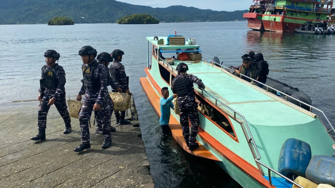 Petugas TNI Angkatan Laut mengamankan barang bukti hasil penggagalan penyelundupan ilegal asal Filipina di wilayah di perairan Batu Angus, Bitung.Sulawesi Utara, Selasa (30/12/2025).