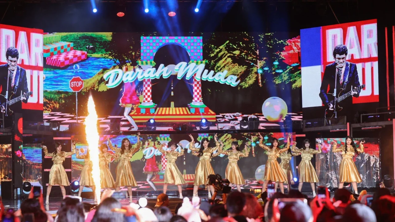 JKT48  bersama Rhoma Irama saat  memeriahkan Konser Raya 31 Tahun Indosiar Luar Biasa di  Studio 6 Emtek City, Daan Mogot, Jakarta Barat, Sabtu malam (10/01/2026