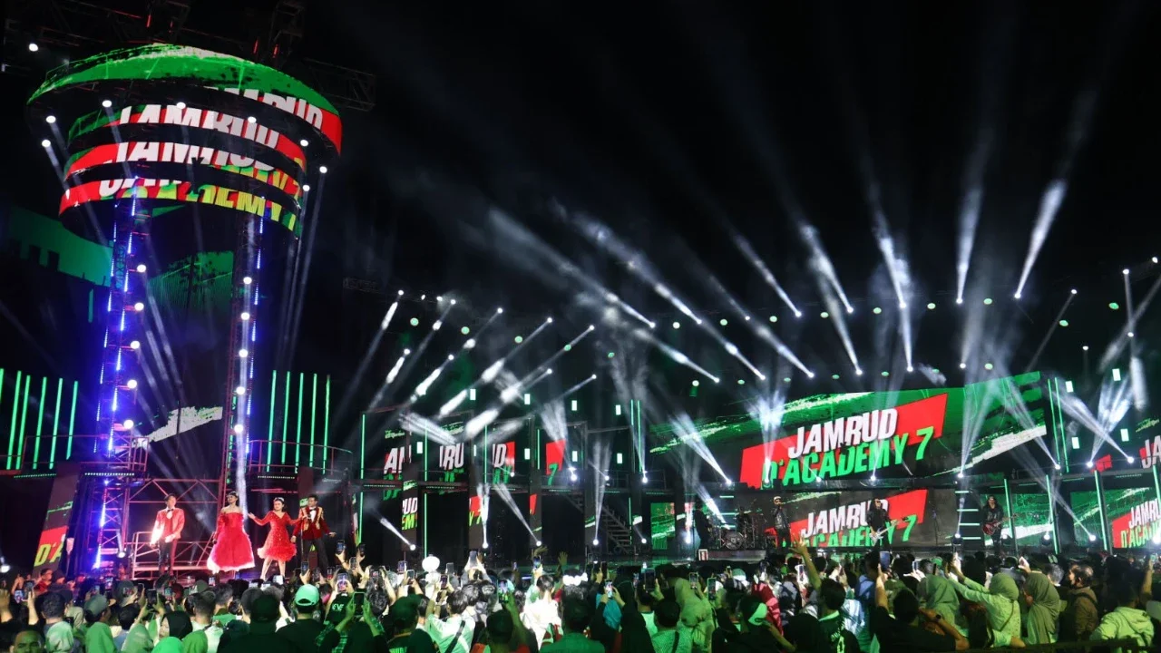 Tasya DA7 bersama Jamrud saat  memeriahkan Konser Raya 31 Tahun Indosiar Luar Biasa di  Studio 6 Emtek City, Daan Mogot, Jakarta Barat, Sabtu malam (10/01/2026).