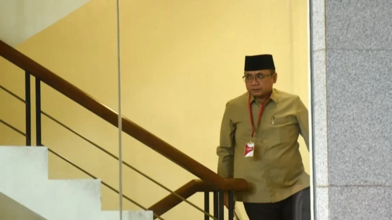 Mantan Menteri Agama Yaqut Cholil Qoumas resmi ditetapkan KPK sebagai tersangka kasus dugaan korupsi kuota haji 2023-2024, memicu pertanyaan keterlibatan pihak lain.