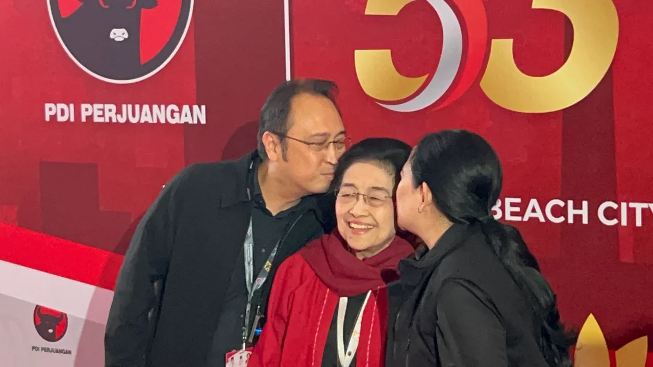 Momen Hangat Prananda-Puan Kecup Mesra Megawati saat HUT ke-53 PDIP
