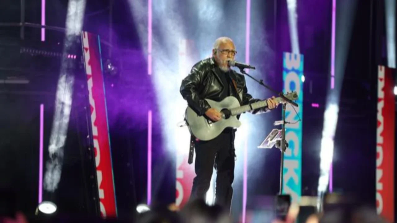 Penyanyi legendaris Iwan Fals ikut memeriahkan Konser Raya 31 Indosiar Luar Biasa hari kedua, Minggu (11/1), di Studio 6 Emtek City, Daan Mogot, Jakarta Barat. (KapanLagi.com/Budy Santoso)