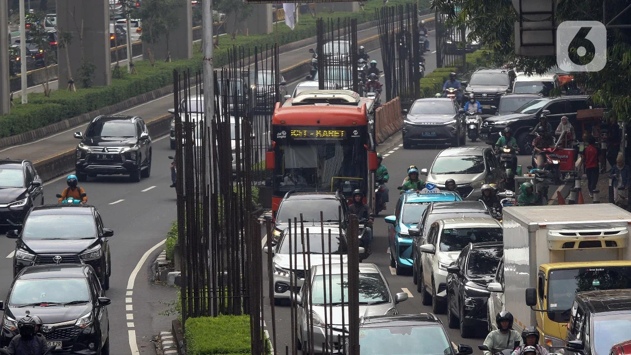 Sejumlah kendaraan melintas di dekat tiang monorel yang terhenti pembangunannya di Jalan HR Rasuna Said, Jakarta, Rabu (21/5/2025). (Liputan6.com/Herman Zakharia)