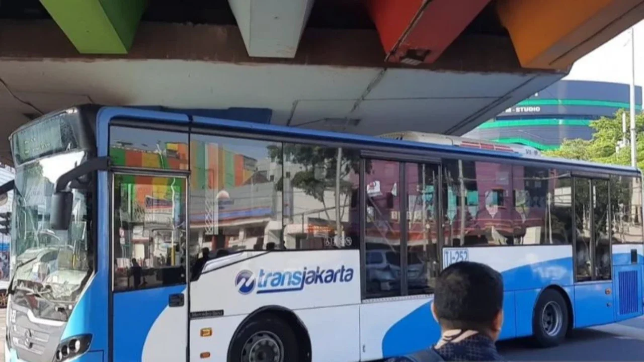 Terdampak Banjir, Ini Daftar Koridor dan Rute Bus TransJakarta Terlambat hingga Dialihkan