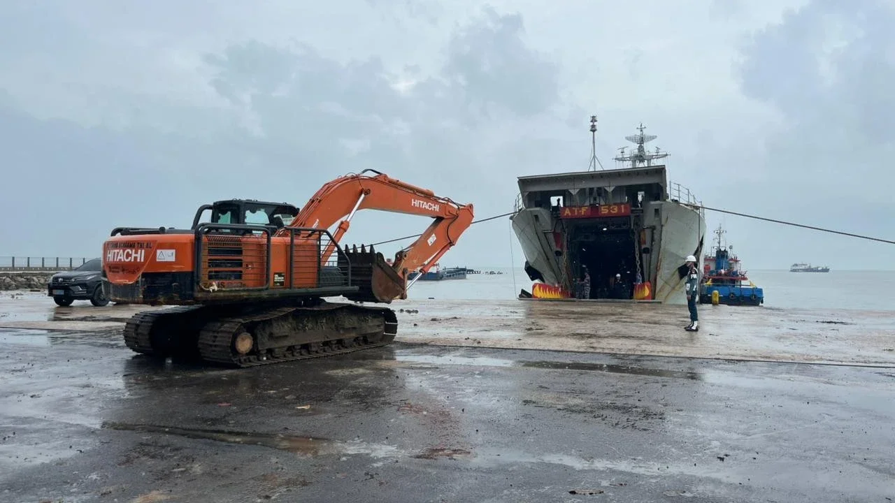 TNI AL kirim alat berat ke sumatra utara