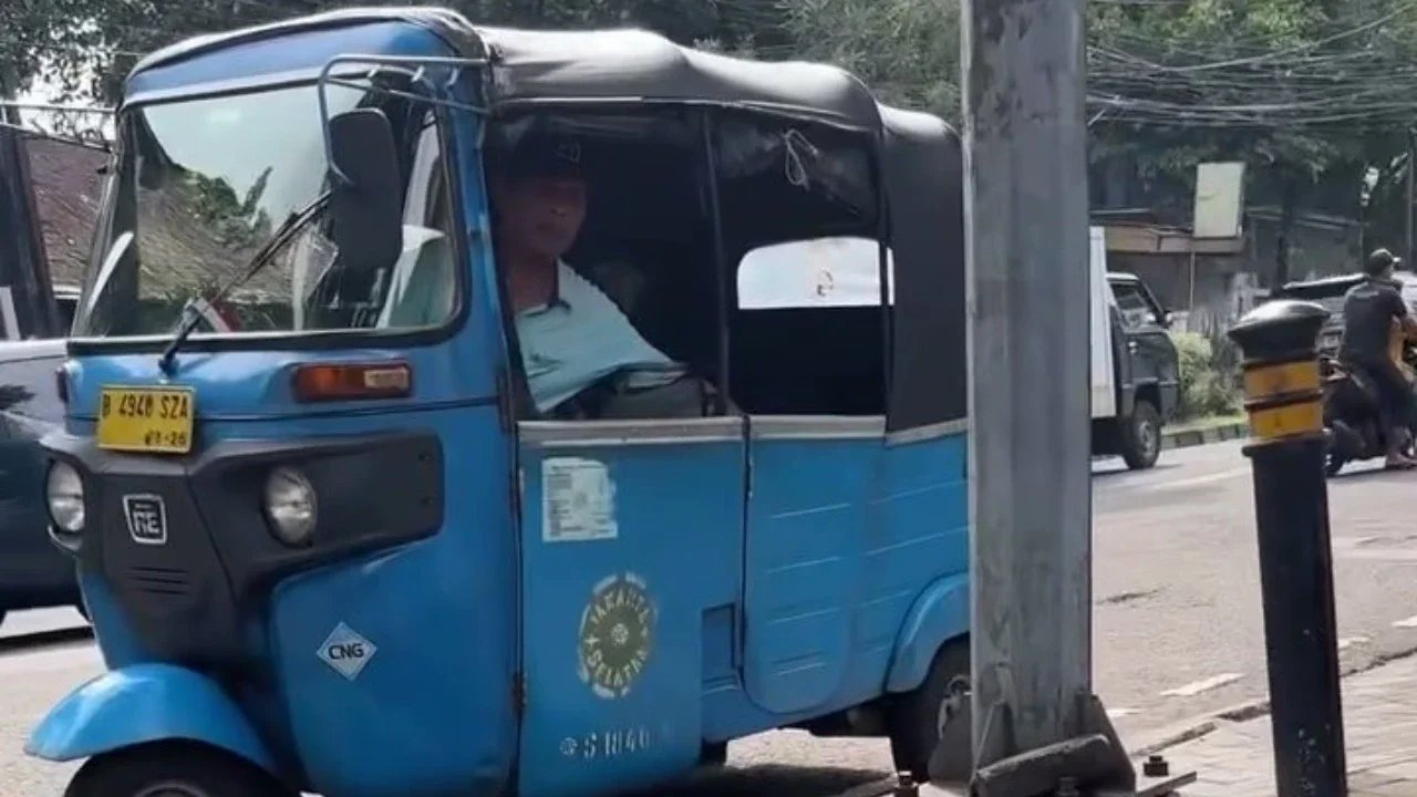 Anak Marcell Darwin Dijemput Pakai Bajaj