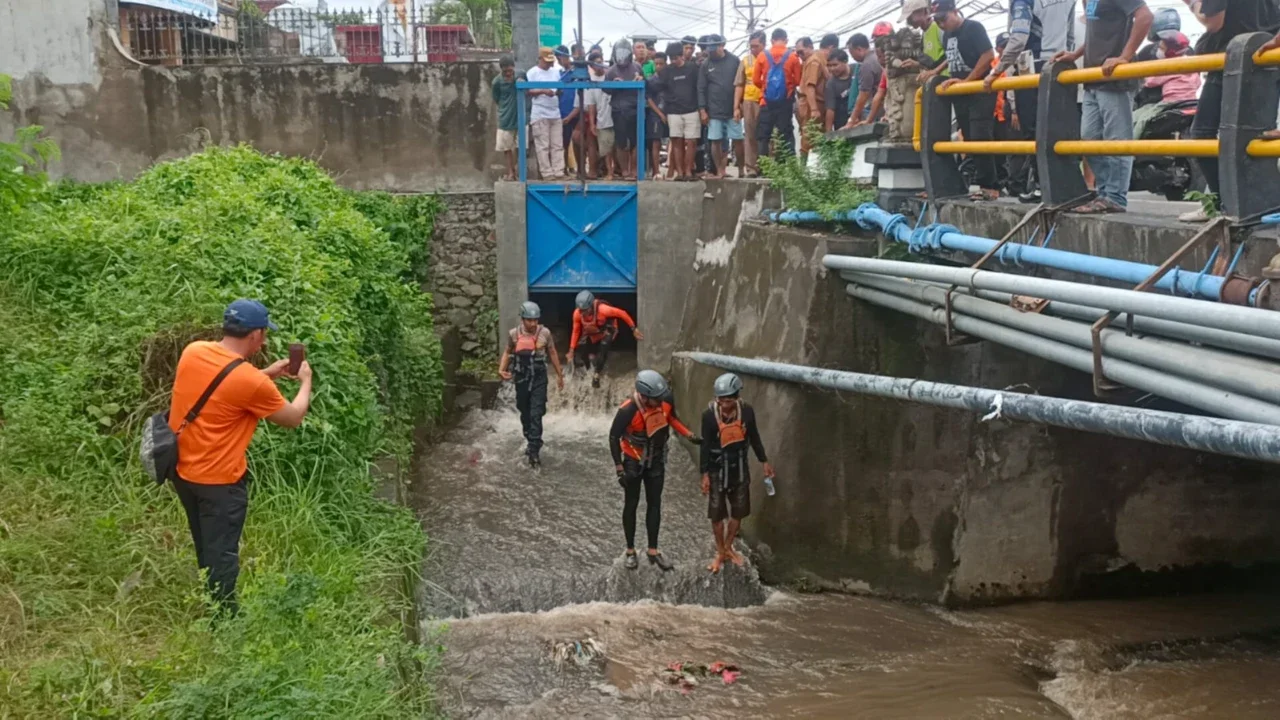Tim SAR melakukan pencarian korban tabrakan lalu jatuh ke sungai di Bali, Senin (12/1)