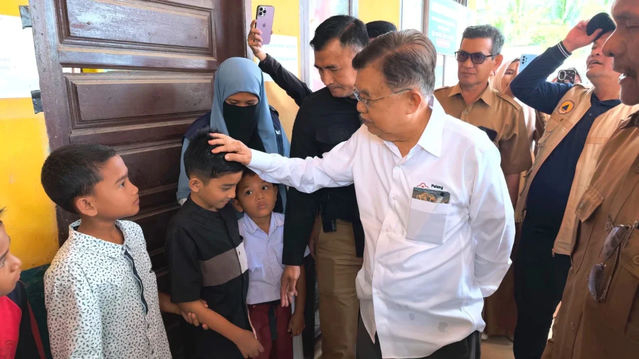 Jusuf Kalla Tinjau Pemulihan Pascabencana di Aceh Utara: Proses Rehabilitasi Dimulai dari Pembersihan Lingkungan
