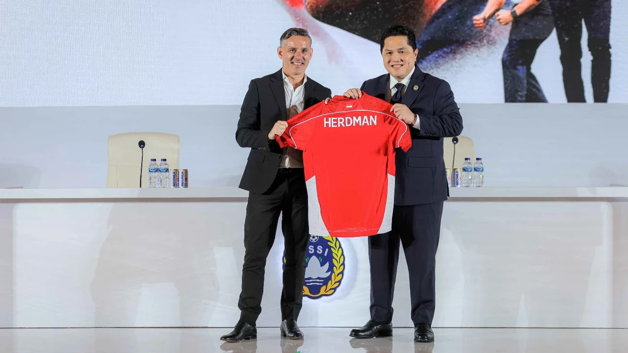 Ketua Umum PSSI Erick Thohir bersama pelatih Timnas Indonesia John Herdman saat konferensi pers perdana di Hotel Mulia, Senayan, Jakarta Pusat, Selasa (13/1/2026)