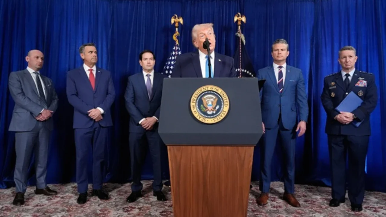 Presiden Amerika Serikat Donald Trump melakukan konferensi pers di klub Mar-a-Lago miliknya pada Sabtu (3/1/2026), di Palm Beach, Florida, terkait serangan ke Venezuela dan penangkapan Presiden Nicolas Maduro. (Dok. AP/Alex Brandon)