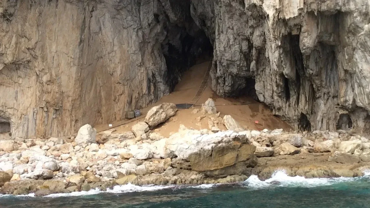 gua purba di gibraltar
