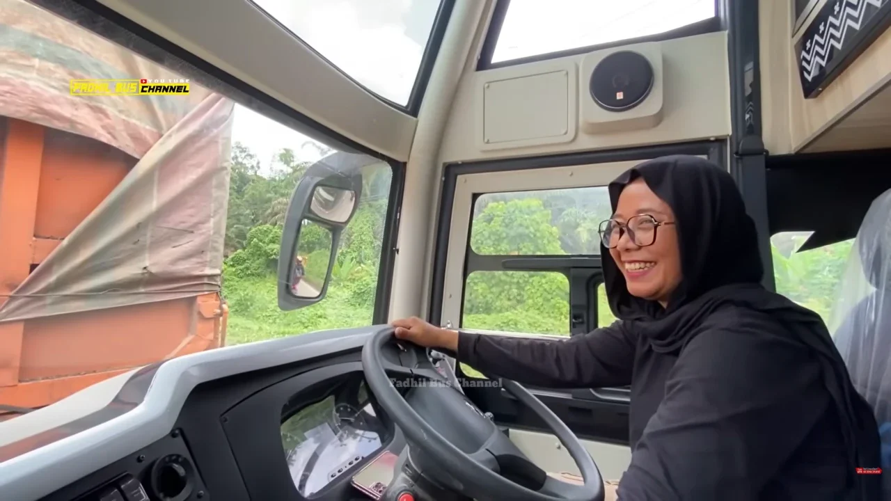 Bukan Kaleng-Kaleng, Sopir Bus Cantik Ini Tak Gentar Hadapi Macet Parah Bikin Takjub