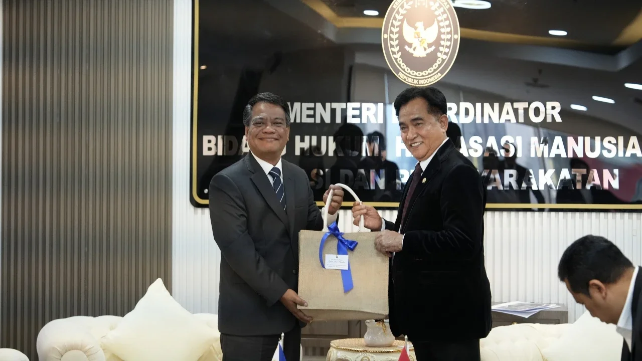 menko yusril bertemu dubes filipina