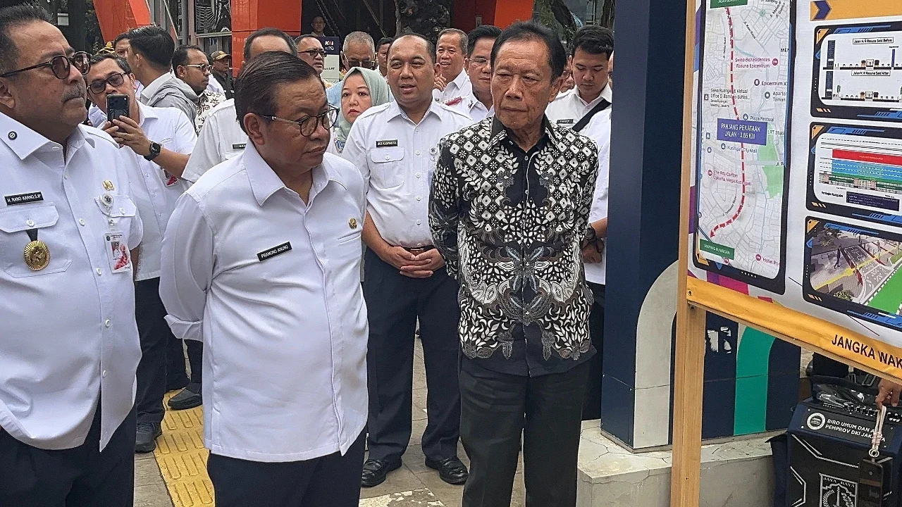 Gubernur Pramono resmi bongkar tiang monorel di Jalan Rasuna Said