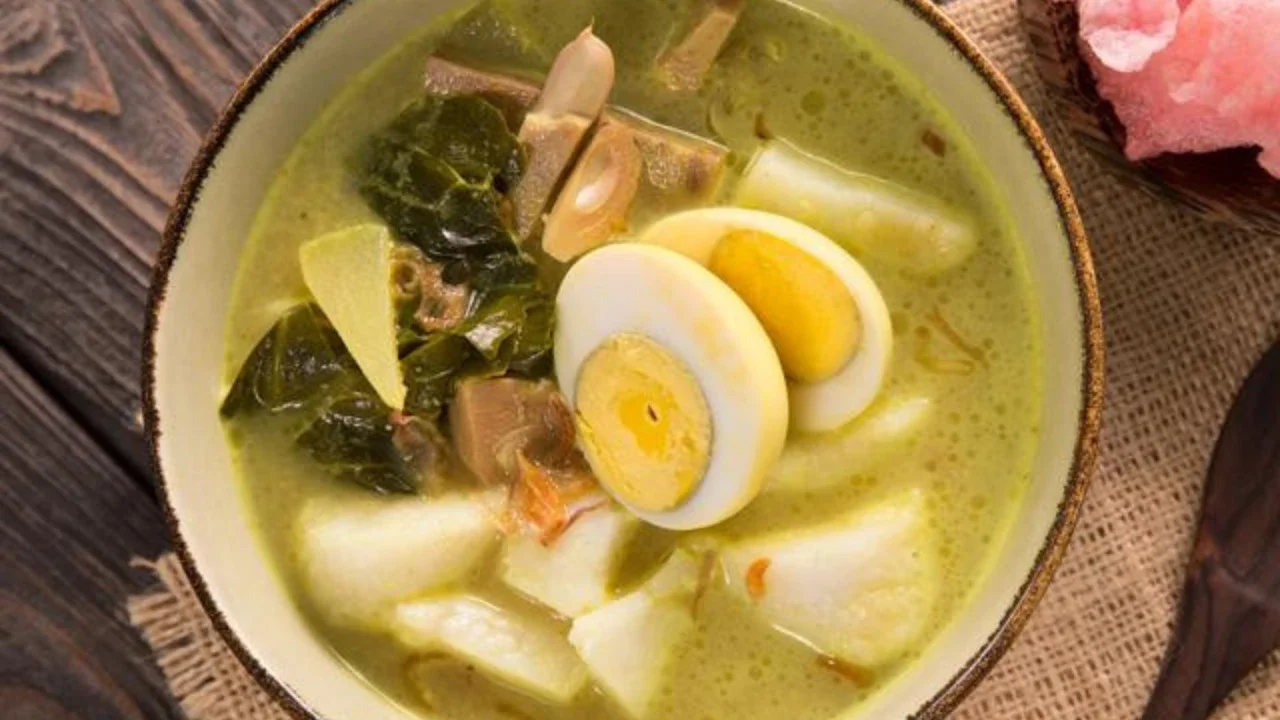 Mudah sekali bagi kita menemukan makanan bercitarasa pedas, maulai dari yang berkuah sampai tidak. Nah, salah satunya adalah kari ayam pedas dengan tampilan kuahnya yang merah menggoda. (Foto
