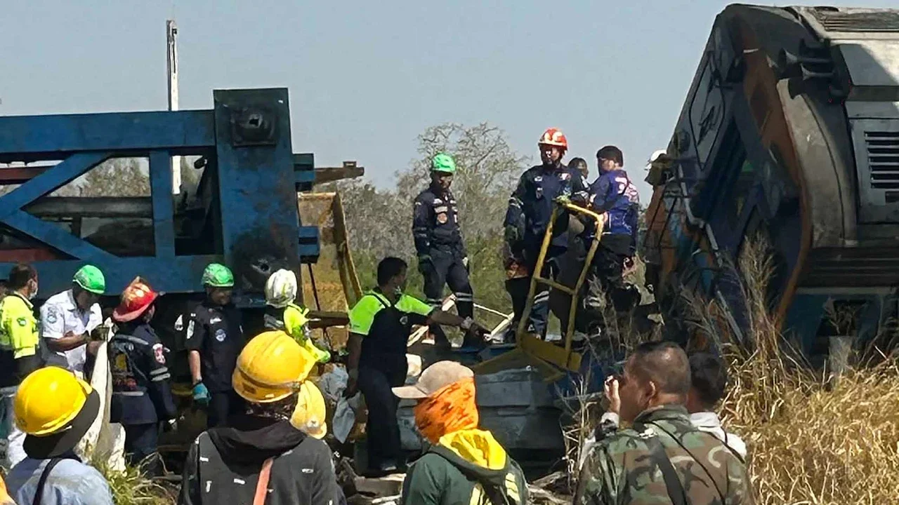 Pekerja bantuan mengevakuasi lokasi setelah derek konstruksi jatuh menimpa kereta penumpang di Provinsi Nakhon Ratchasima, Thailand, Rabu  (14/01/2025).