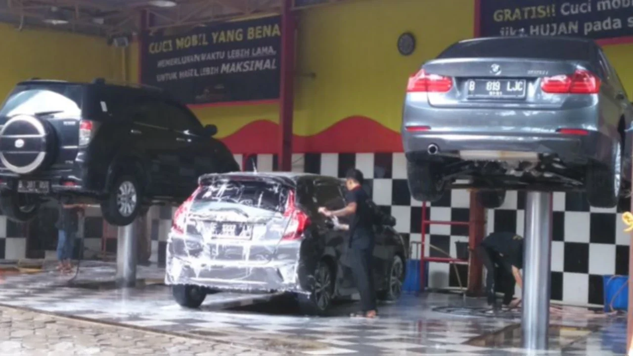 Reaksi kimia dari air hujan merusak cat dan logam bodi.