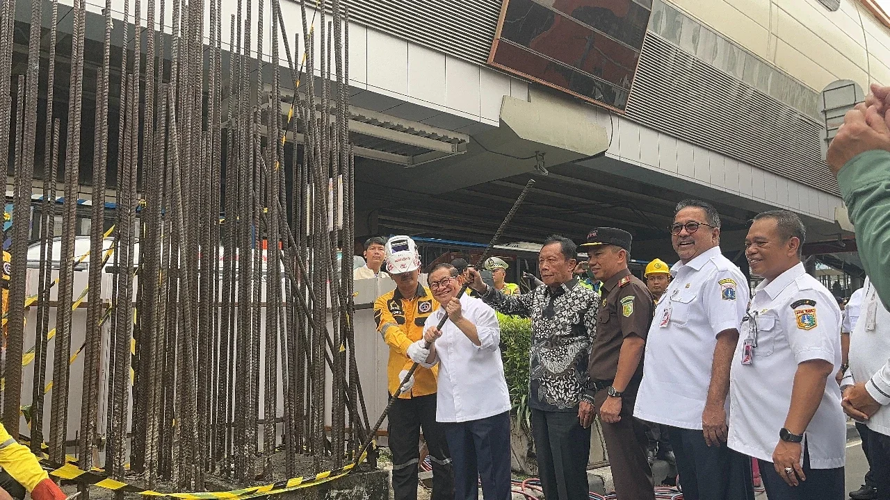 Gubernur Pramono resmi bongkar tiang monorel di Jalan Rasuna Said