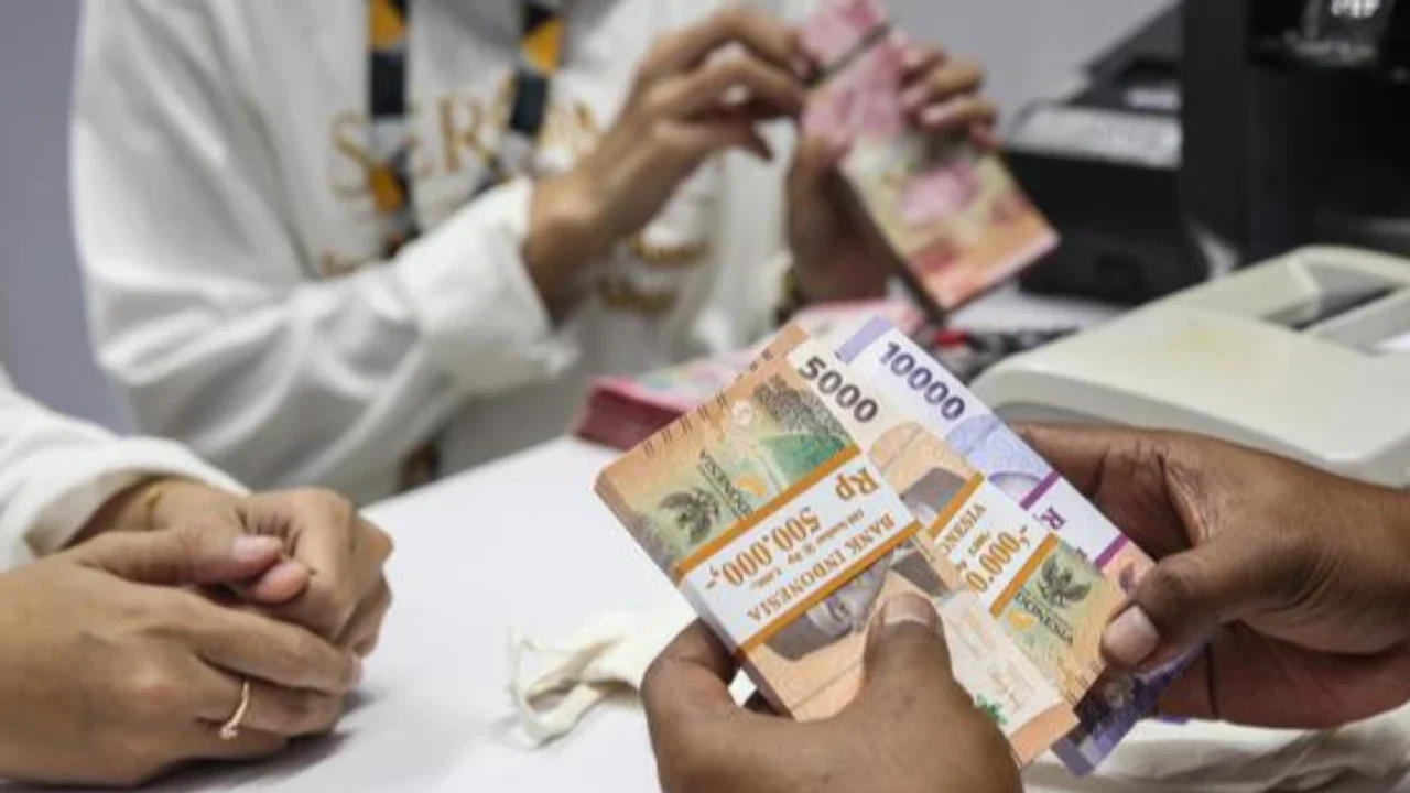 Petugas menunjukkan uang rupiah di penukaran uang, Jakarta, Senin (9/11/2020). ). Nilai tukar rupiah terhadap dolar AS bergerak menguat pada perdagangan di awal pekan ini Salah satu sentimen