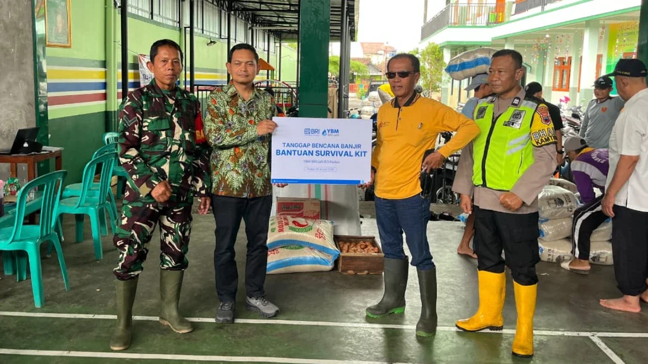 Penyerahan bantun oleh Branch Manager BRI Kudus, Bapak Yudhiarto.