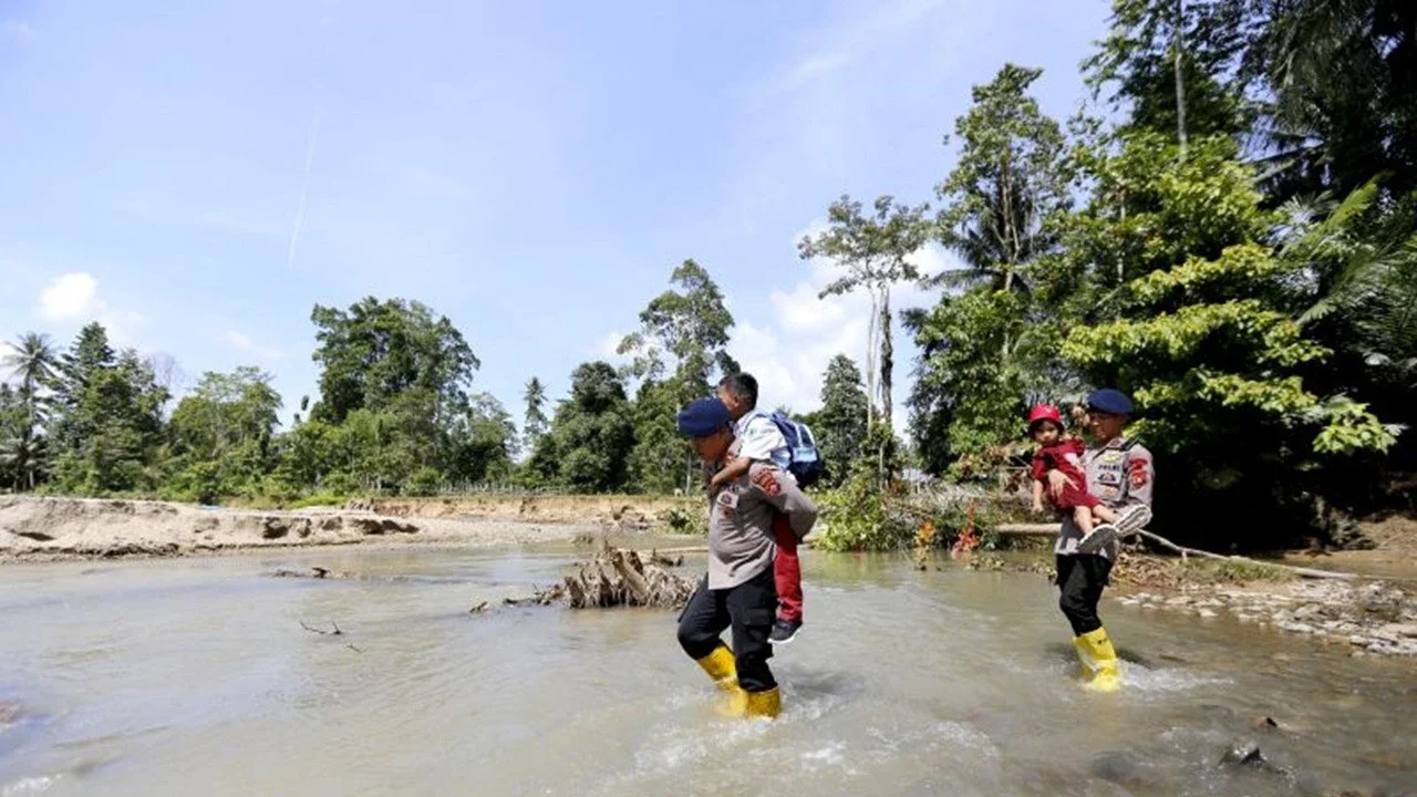 Cerita Brimob Gendong Siswa SD Menerjang Sungai untuk Sekolah Gara-Gara Jembatan Rusak Dihantam Banjir