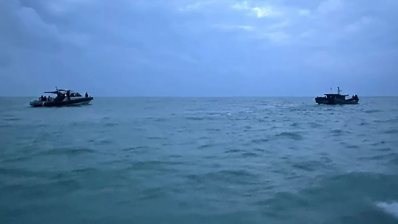 Kapal nelayan yang diamankan saat upaya penyelundupan bijih timah ilegal di Perairan Timur Selat Bangka, Kepulauan Bangka Belitung. Rabu (14/01/2026).