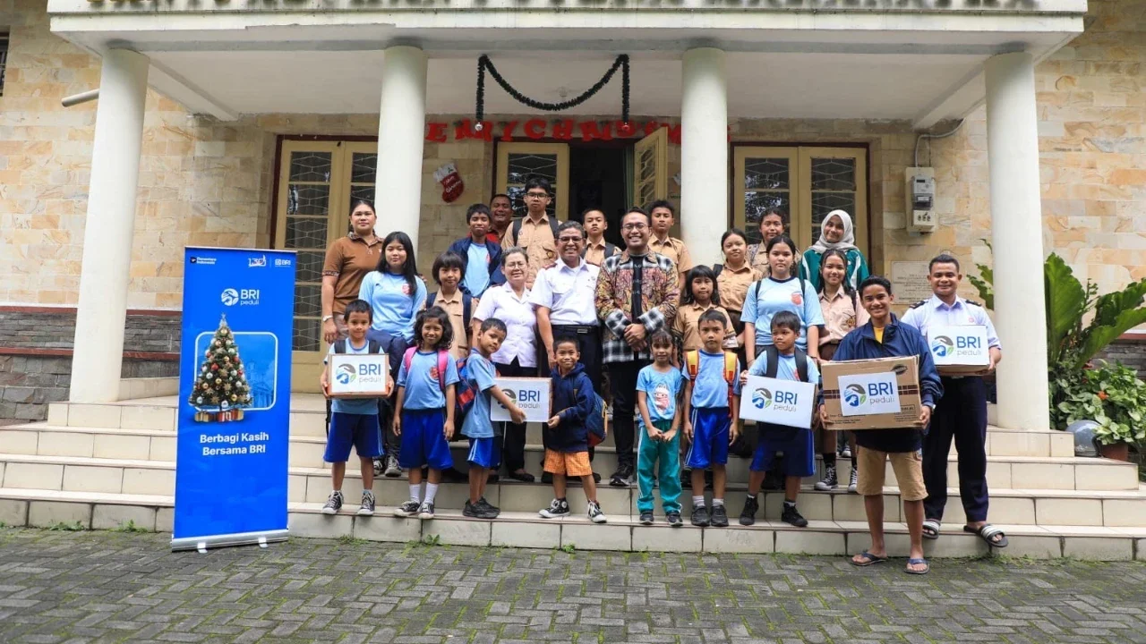 BRI Peduli salurkan bantuan sembako bagi warga Paroki Santa Melania Bandung saat perayaan Natal