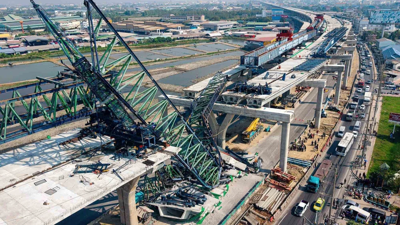 Sebuah derek konstruksi  roboh di jalan layang Rama 2 Road di provinsi Samut Sakhon, Thailand,  Kamis (15/01/2026).
