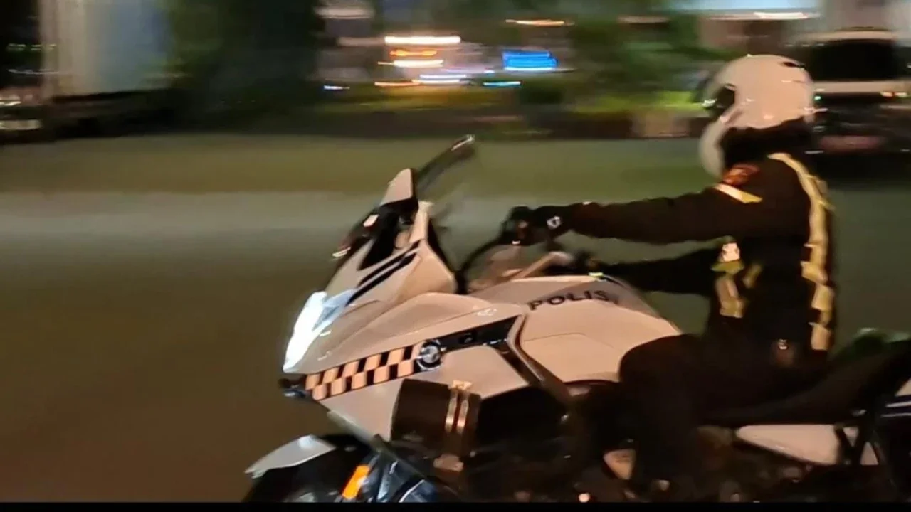 Malam-Malam, Mendiktisaintek Sambangi Istana Naik Motor Patwal: Maaf Ya