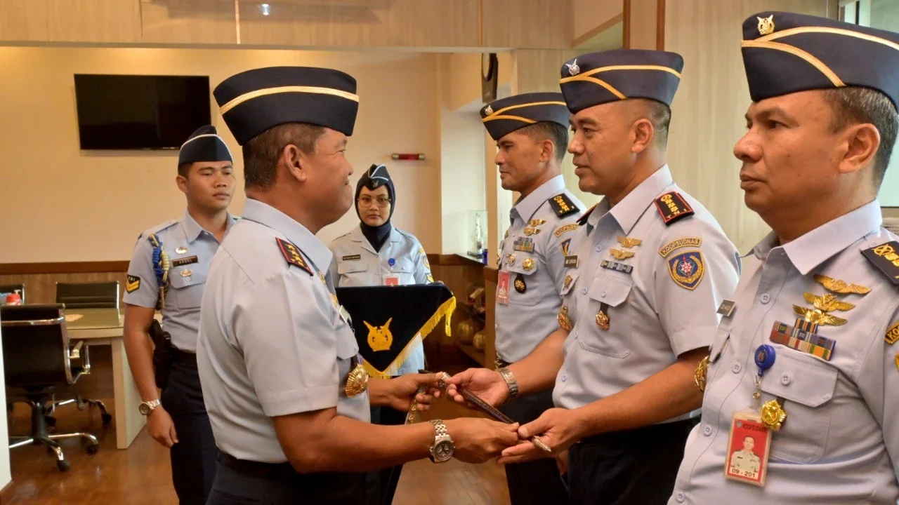 Panglima Koops Udara Nasional Marsdya TNI Minggit Tribowo memimpin serah terima jabatan Komandan Satuan Komunikasi dan Informasi Siber serta Kepala Sekretariat Umum Koopsudnas di Makoopsudnas, Halim Perdanakusuma, Jakarta., kamis (16/01/2026).