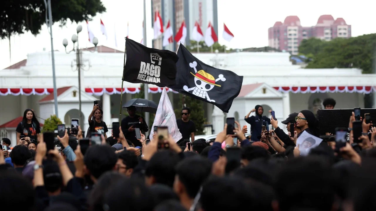Aktivis Jaringan Solidaritas Korban untuk Keadilan saat mengikuti peringatan 19 tahun Aksi Kamisan di Jalan Medan Merdeka Utara atau di seberang Istana Merdeka, Jakarta, Kamis (15/01/2026).