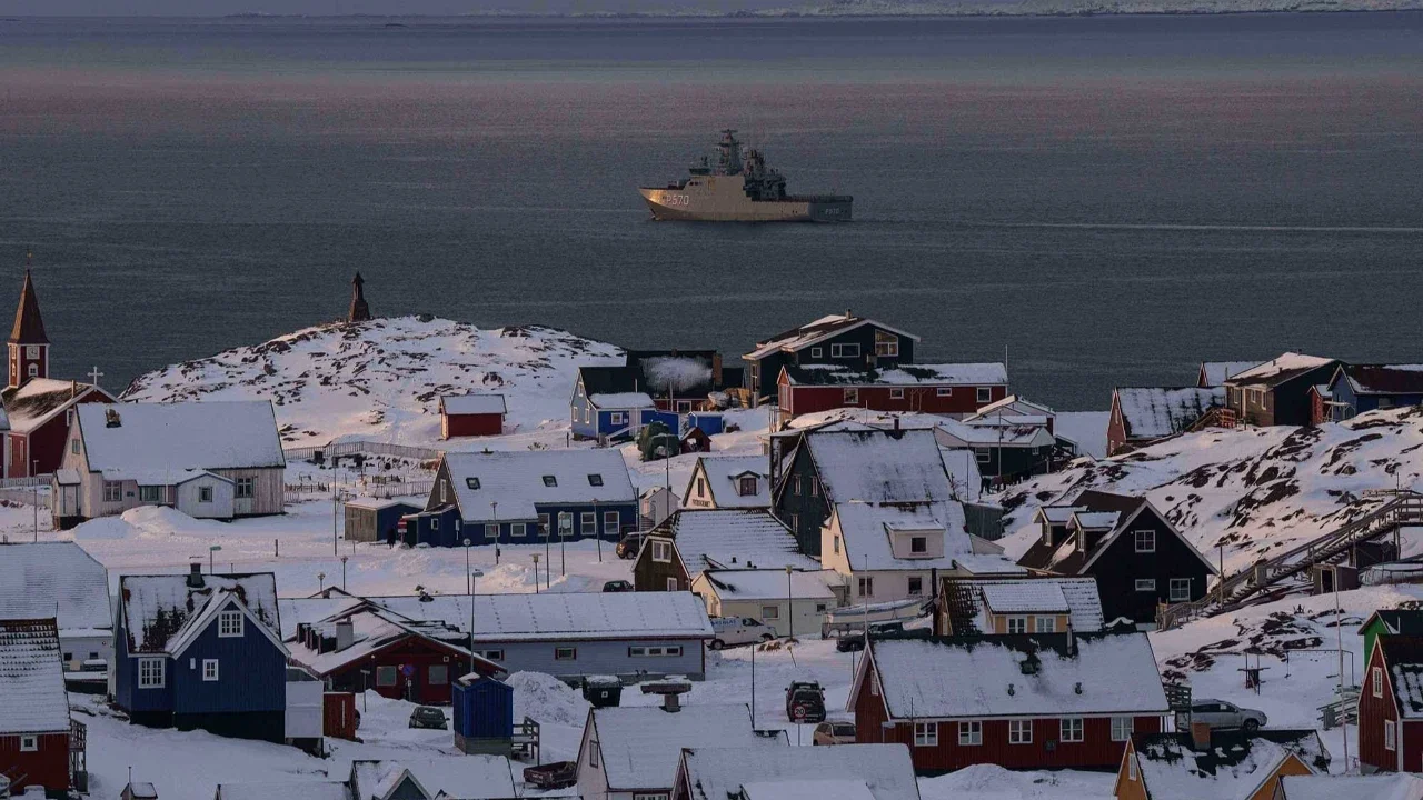 Kapal militer HDMS Knud Rasmussen dari Angkatan Laut Kerajaan Denmark berpatroli di dekat Nuuk, Greenland, Kamis (15/01/2026) waktu setempat.