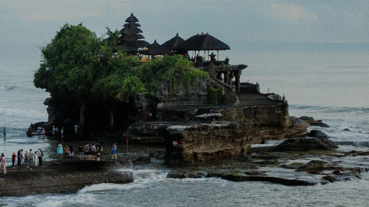 Dinas Pariwisata Bali menegaskan kondisi pariwisata Bali tetap kondusif pasca-demo, menarik perhatian ribuan turis. Bagaimana Bali menjaga stabilitasnya?