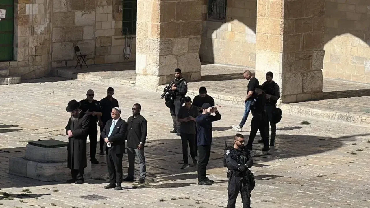 Menteri Keamanan Nasional Israel, Itamar Ben-Gvir (kedua dari kiri) memaksa masuk ke kompleks Masjid Al-Aqsa di bawah pengawalan polisi di Yerusalem Timur pada 18 Juli 2024.
