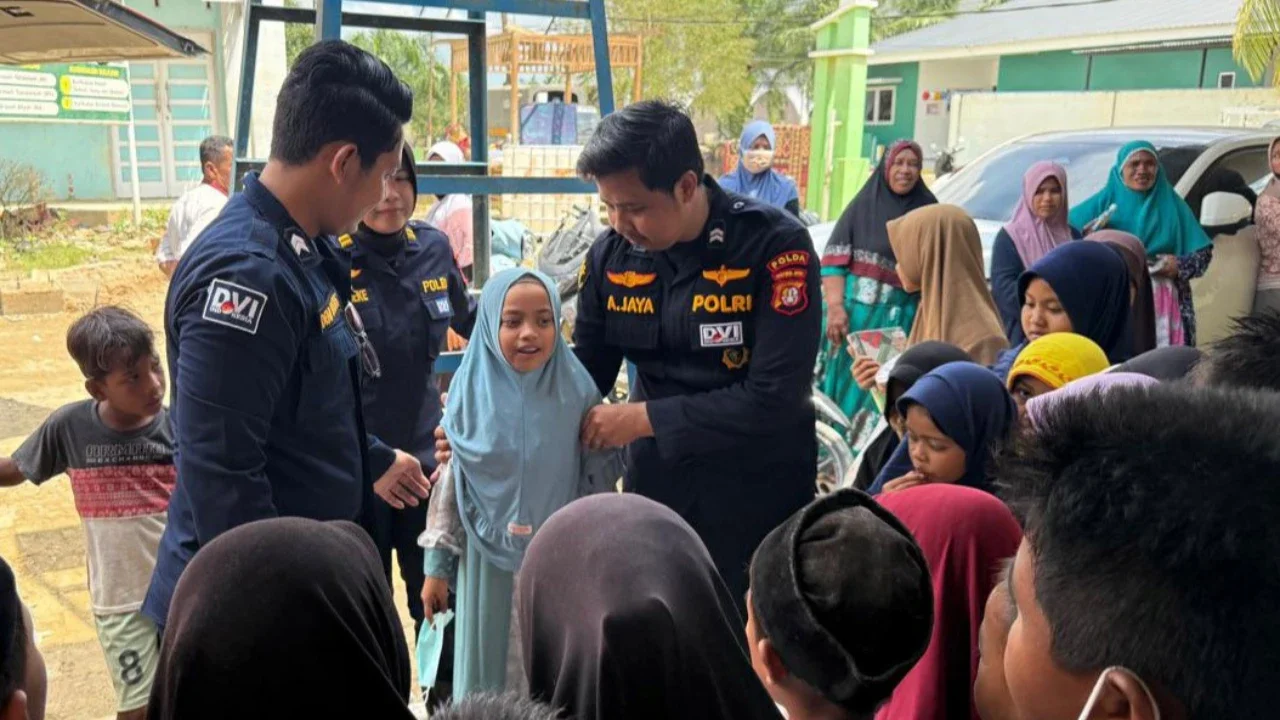 Tim medis Polri memberikan pelayanan trauma healing kepada santri Pondok Pesantren Hidayah Raudatun Najah di Desa Matang Tepah, Kecamatan Bendahara, Aceh Tamiang, Jumat (16/01/2026).