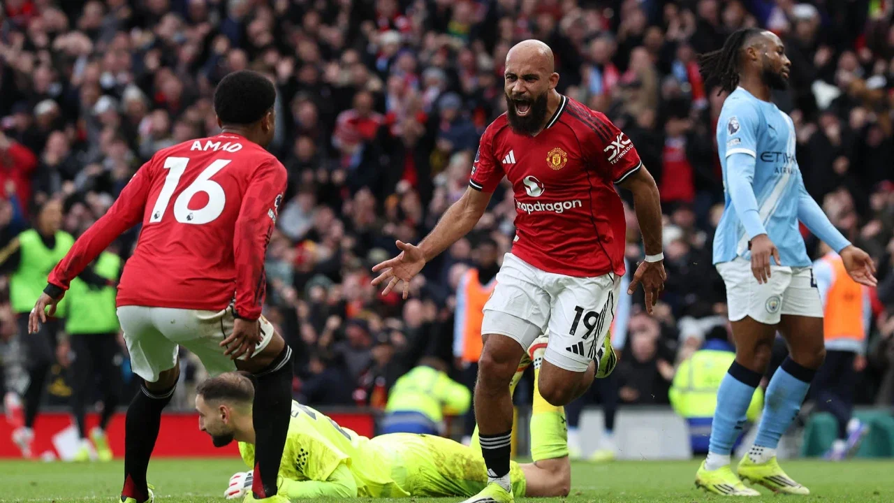 Gelandang Manchester United asal Kamerun Bryan Mbeumo (kanan) merayakan gol pembuka selama pertandingan sepak bola Liga Premier Inggris antara Manchester United dan Manchester City di Old Trafford, Manchester, barat laut Inggris, Sabtu (17/01/2026).
