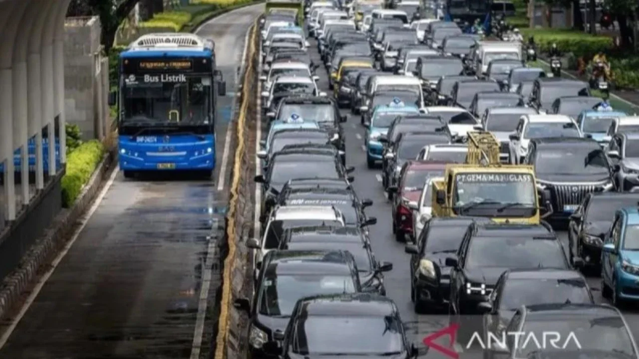 Banjir Jakarta, Transjakarta Alihkan Rute Terdampak