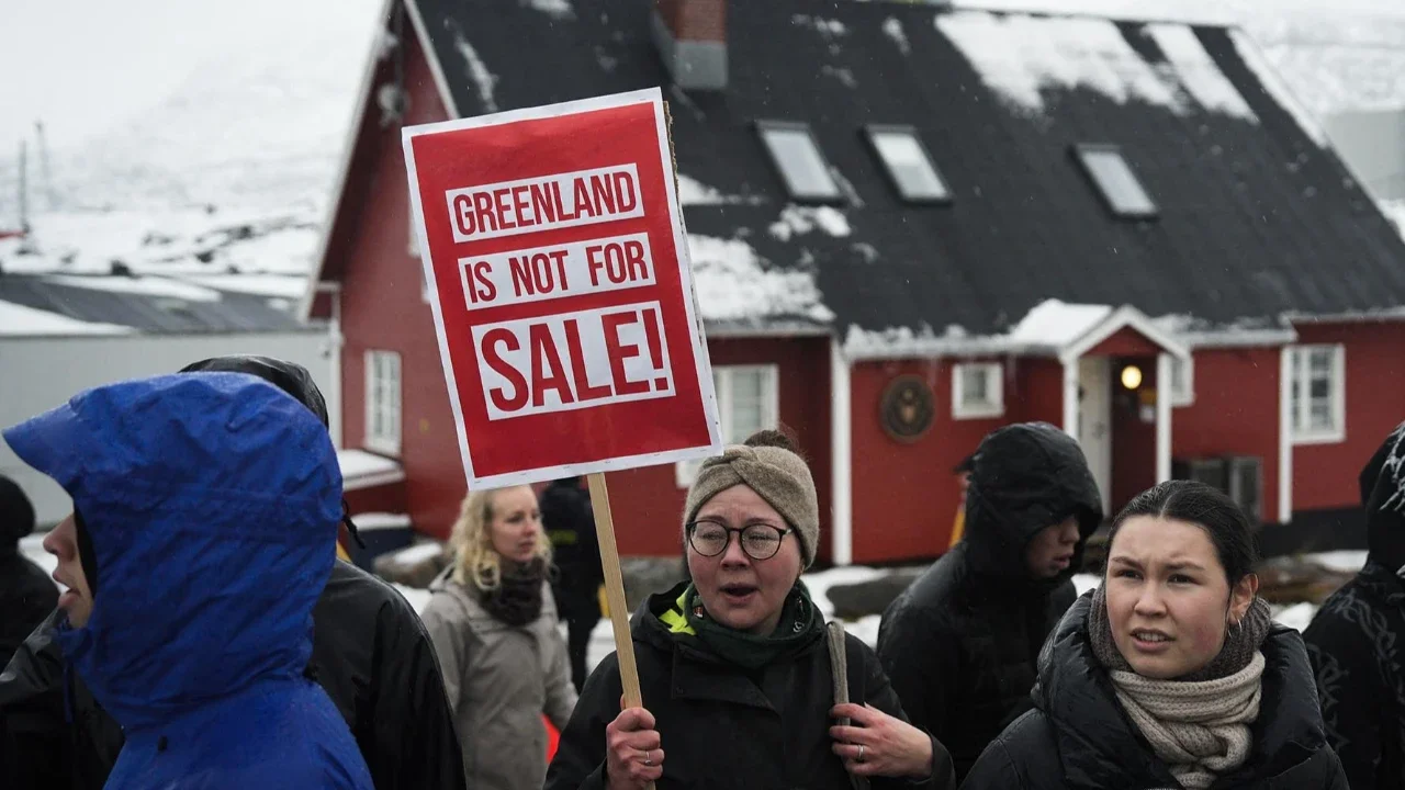 Warga melakukan demonstrasi memprotes rencana Presiden AS untuk mengambil alih Greenland,di Nuuk, Greenland. Sabtu (17/01/2026) waktu setempat.