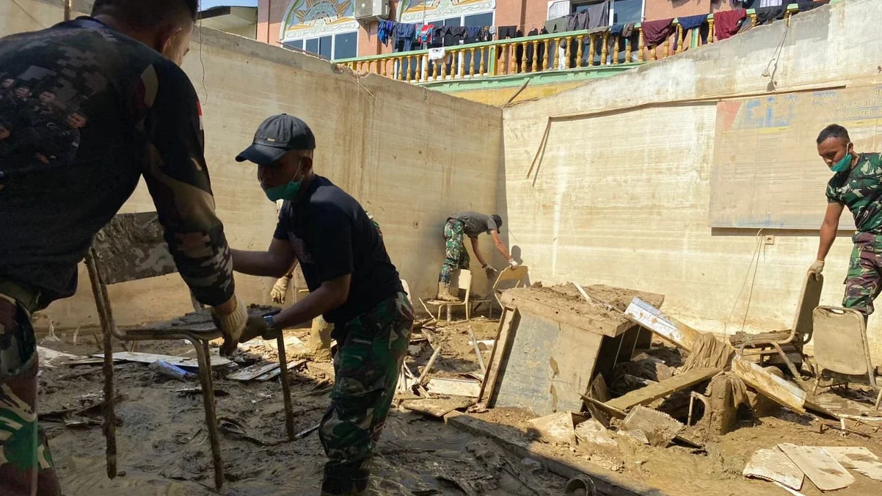 Prajurit Yonif 115/Macan Leuser Bersihkan Lumpur Banjir di Kantor MPD Aceh Tamiang