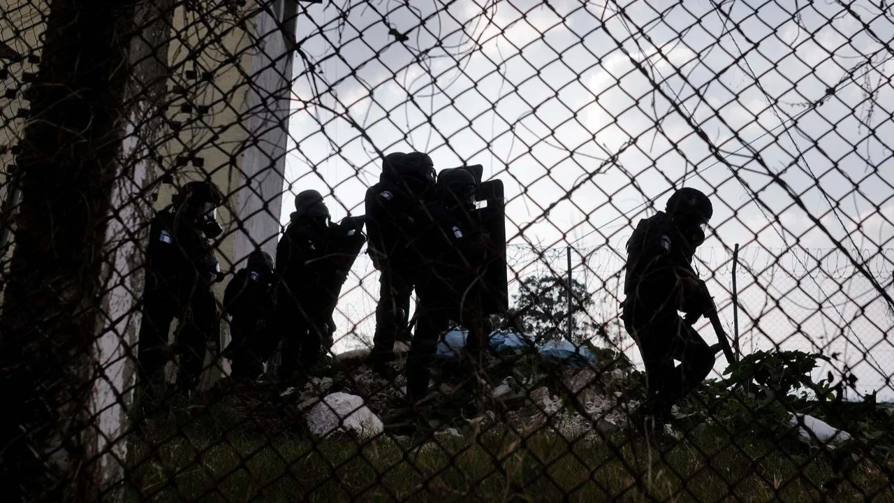 Petugas polisi anti huru hara Guatemala menjaga pintu masuk Pusat Penahanan Preventif pria di Kota Guatemala,  Minggu, (18/01/2026).