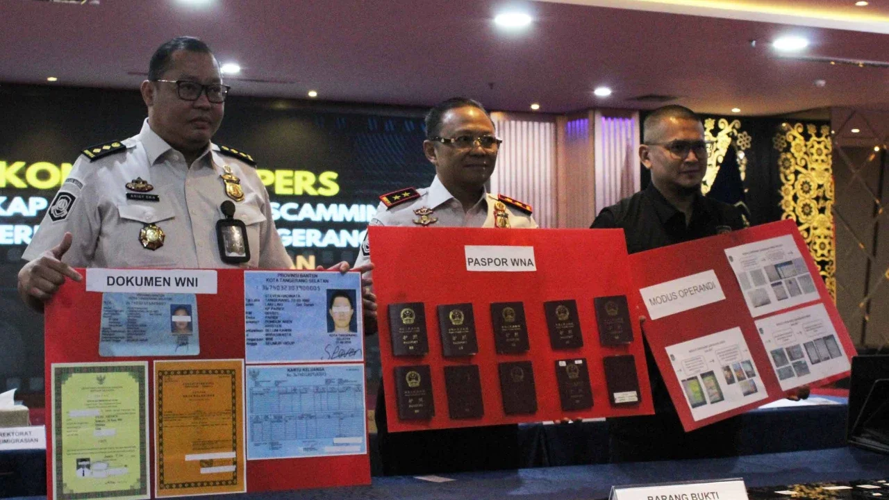 Pelaksana Tugas Direktur Jenderal Imigrasi Yuldi Yusman saat konferensi pers pengungkapan sindikat love scamming internasional di Gedung Ditjen Imigrasi, Jakarta, Senin (19/01/2026)