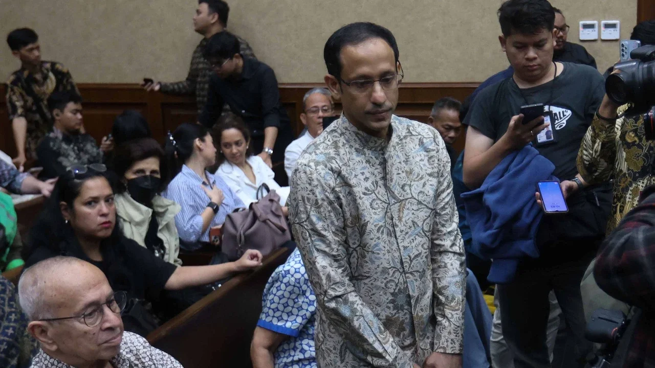 Terdakwa kasus dugaan korupsi dalam digitalisasi pendidikan pengadaan laptop Chromebook Nadiem Makarim bersama ayahnya, Nono Anwar Makarim saat mengikuti sidang lanjutan di Pengadilan Tipikor, Jakarta, Senin (19/1/2026)