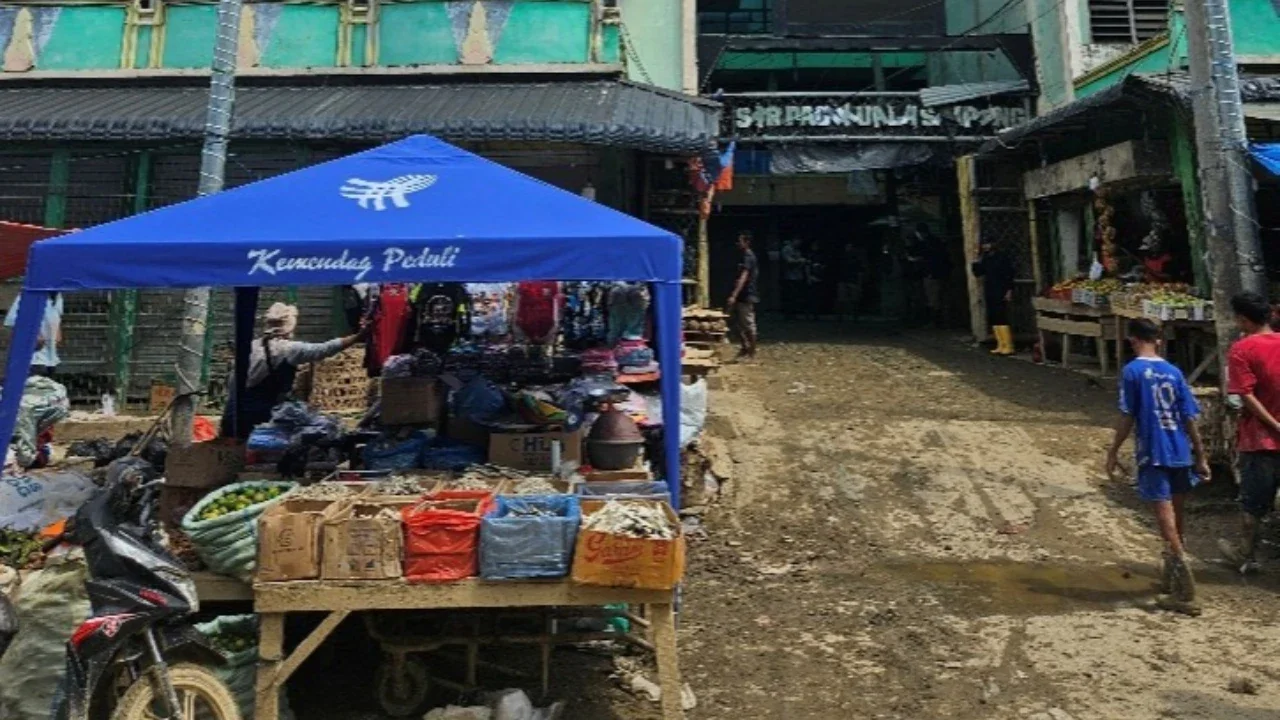 Kemendag Salurkan 100 Unit Tenda ke Pedagang Terdampak Banjir di Pasar Kuala Simpang Aceh
