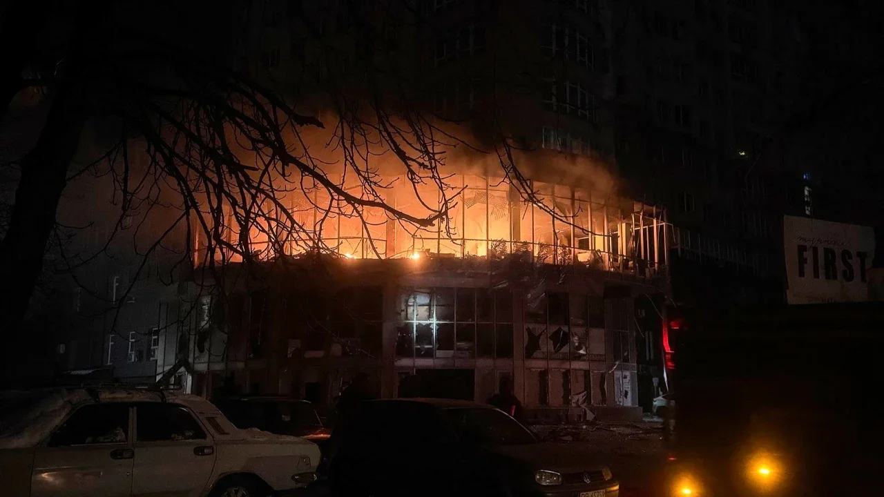 Bangunan tempat tinggal yang terbakar usai serangan pesawat tak berawak Rusia di Zaporizhzhia, Ukraina, Jumat (02/101/2026).
